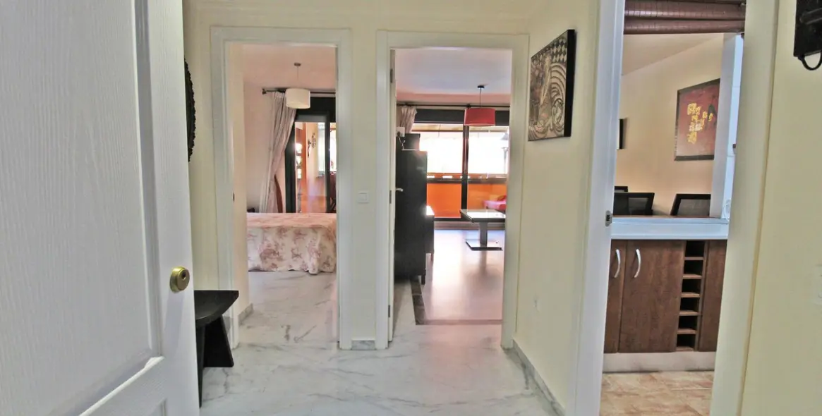 Venta de apartamento en planta media en The Golden Mile 17