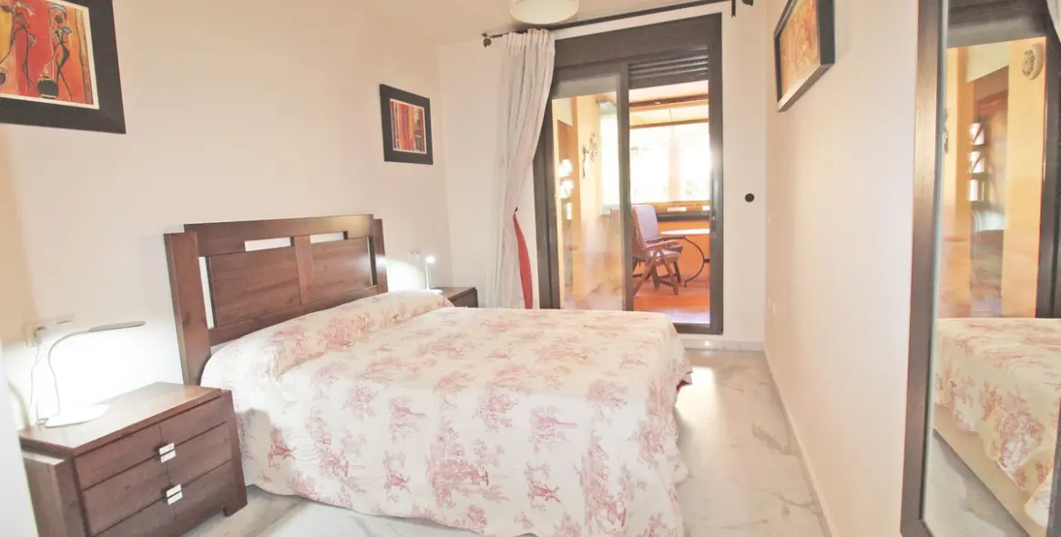 Venta de apartamento en planta media en The Golden Mile 18
