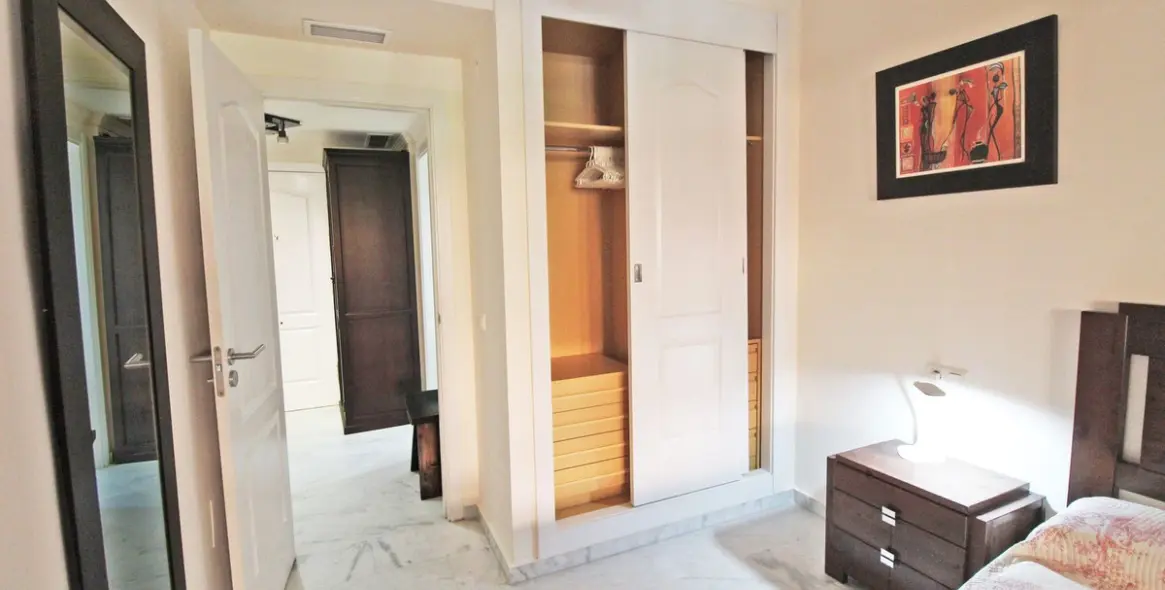 Venta de apartamento en planta media en The Golden Mile 19