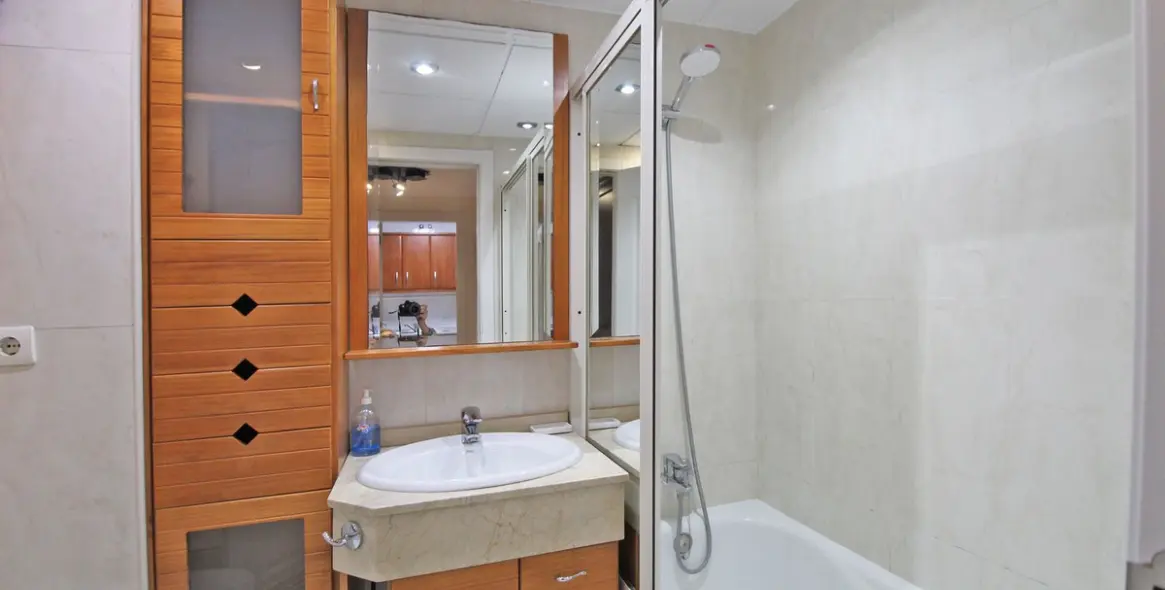 Venta de apartamento en planta media en The Golden Mile 23
