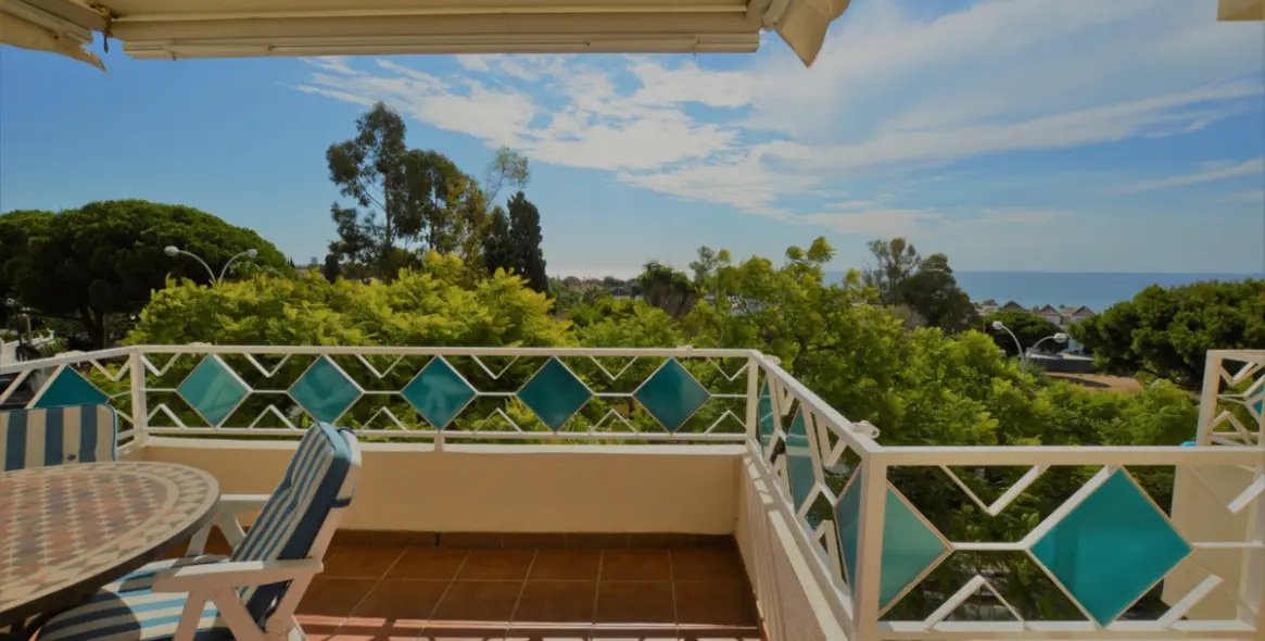 Sale of middle floor apartment in Costabella 1