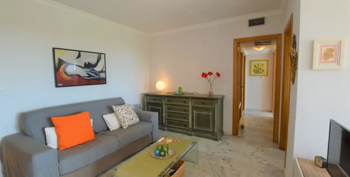 Sale of middle floor apartment in Costabella 8