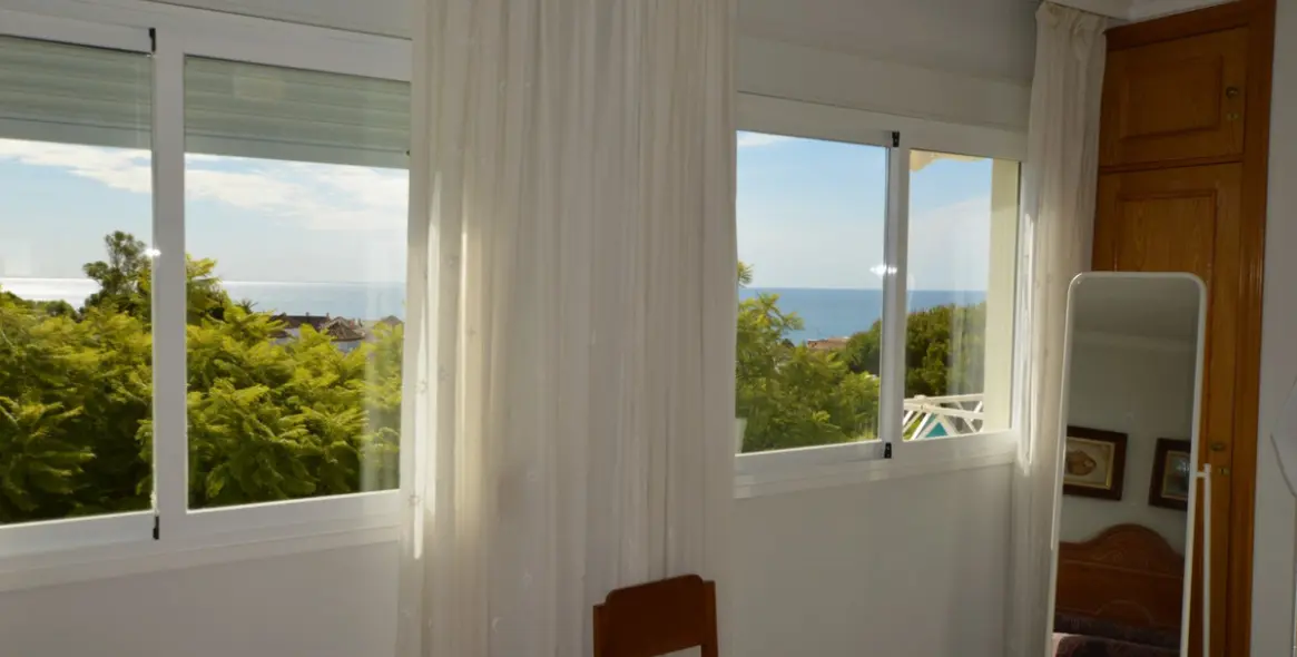 Sale of middle floor apartment in Costabella 11