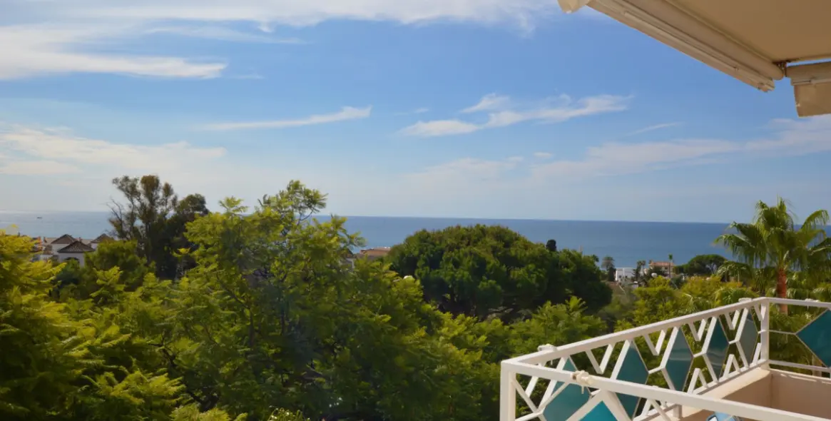 Sale of middle floor apartment in Costabella 14