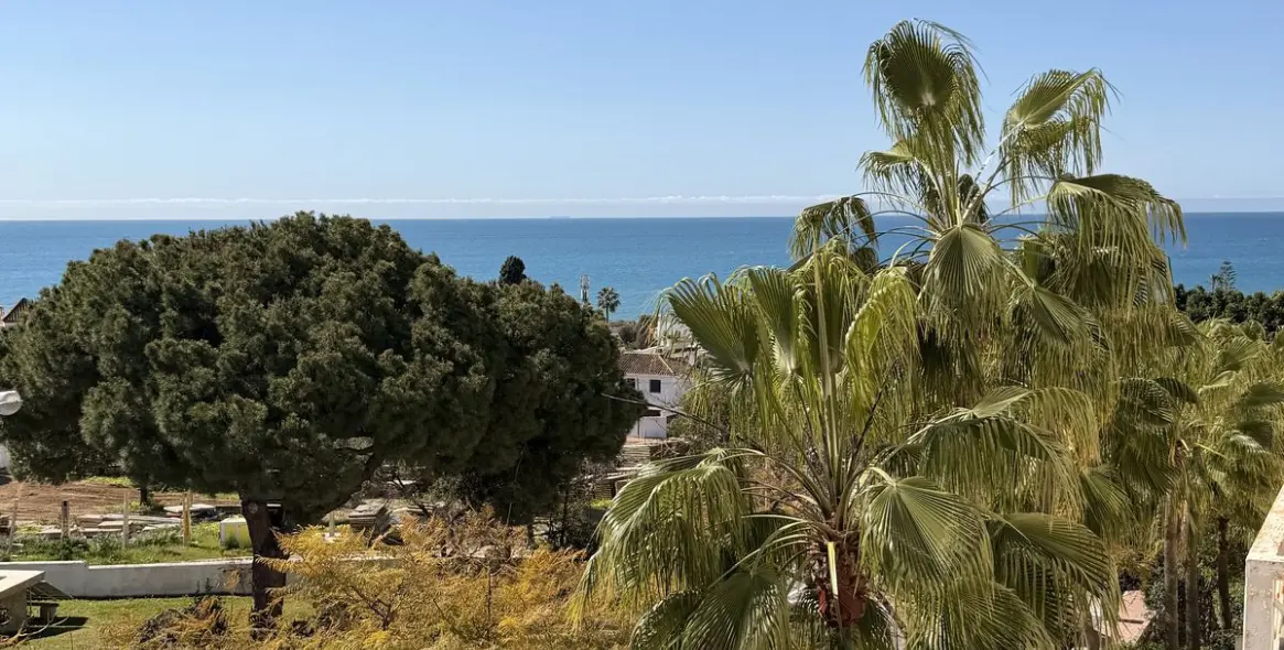 Sale of middle floor apartment in Costabella 24