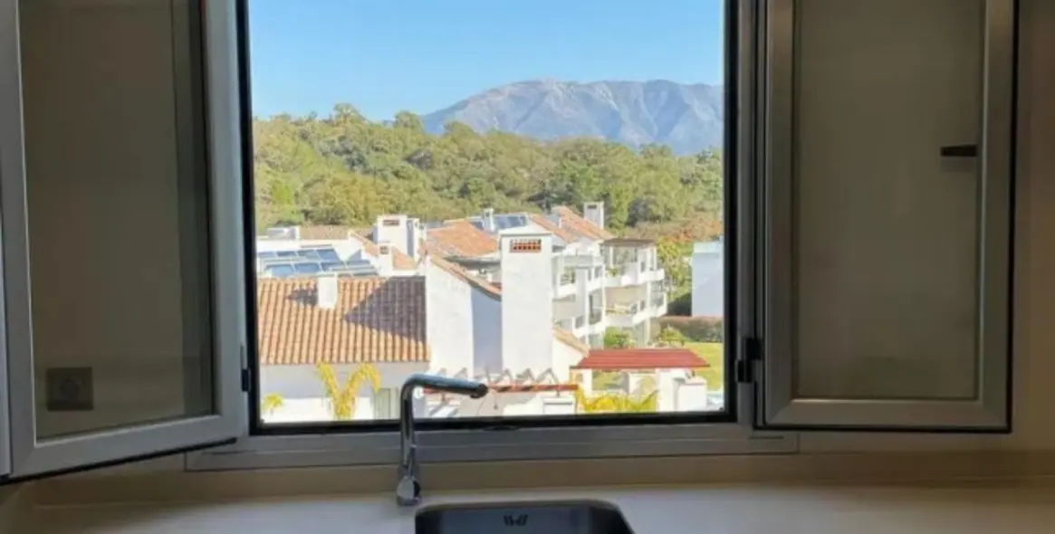 Sale of middle floor apartment in Ojén 15
