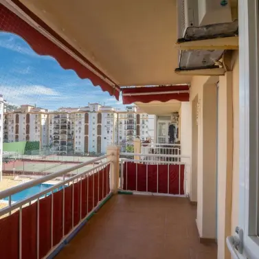 Sale of middle floor apartment in Fuengirola