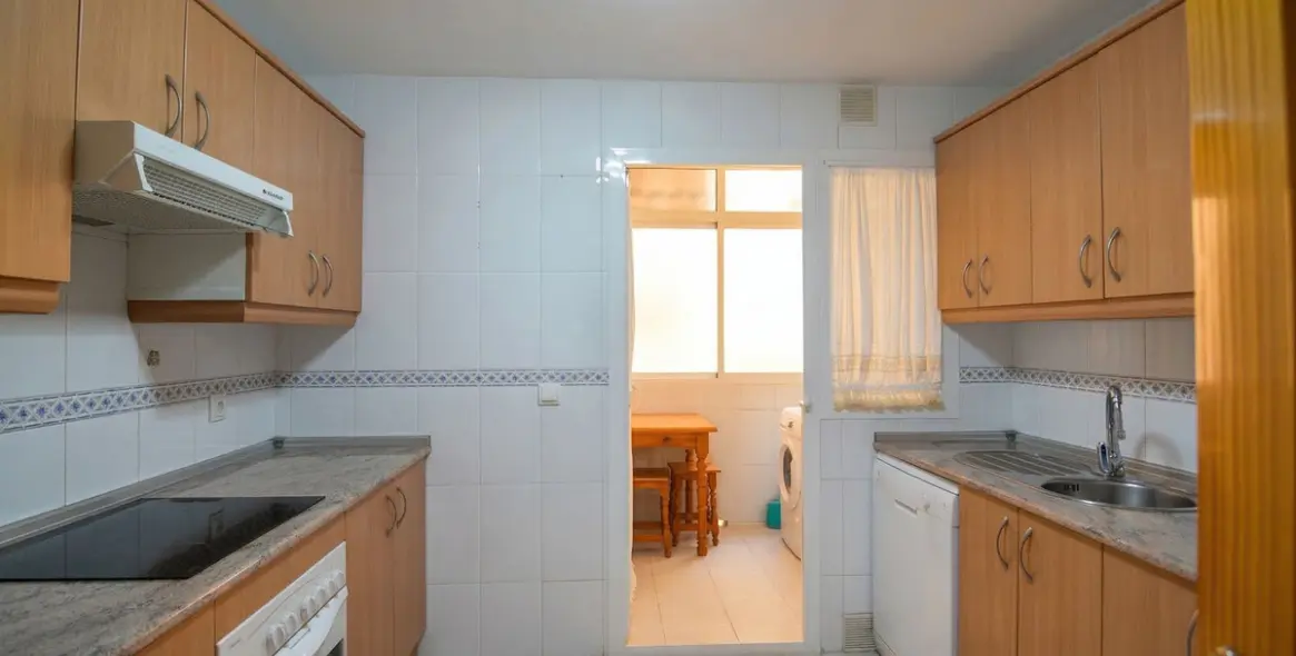 Sale of middle floor apartment in Fuengirola 11