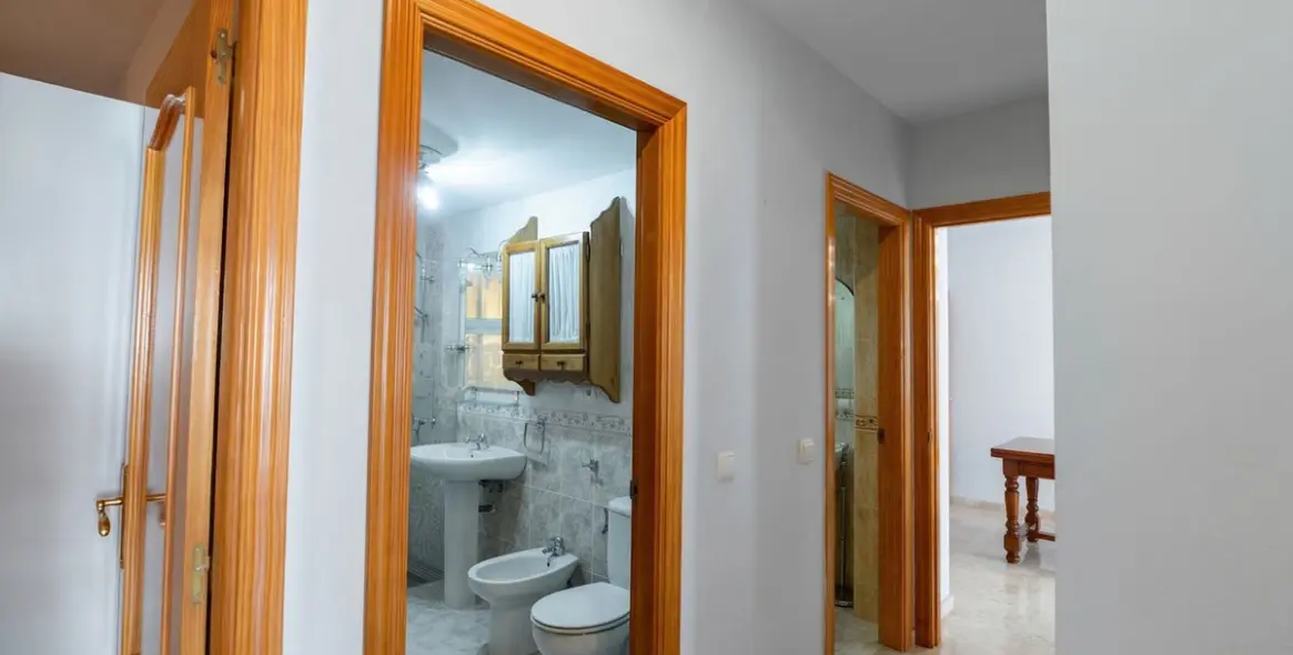 Sale of middle floor apartment in Fuengirola 16