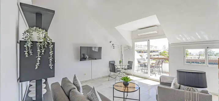 Sale of penthouse in The Golden Mile 4