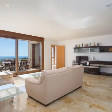 Продажа апартаментов на среднем этаже в Altos de los Monteros