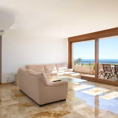 Продажа апартаментов на среднем этаже в Altos de los Monteros