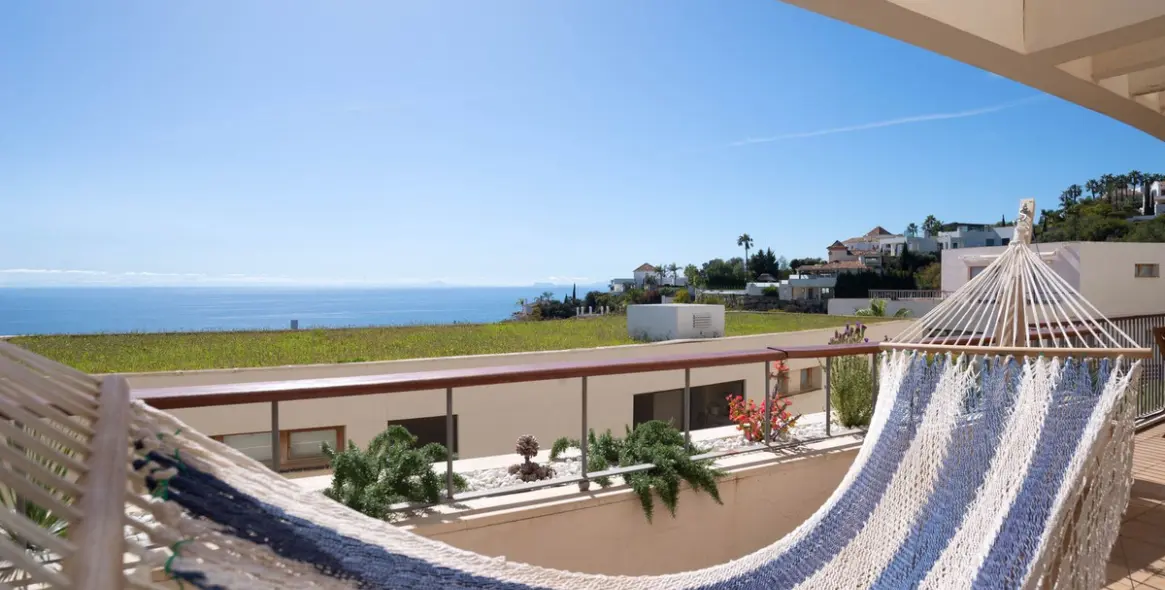 Продажа апартаментов на среднем этаже в Altos de los Monteros 22