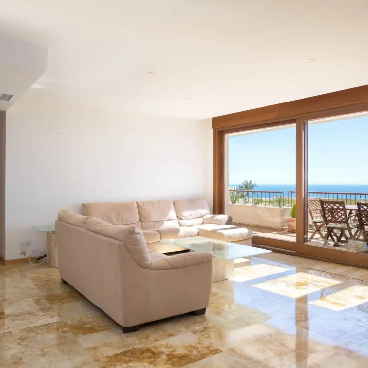 Sale of middle floor apartment in Altos de los Monteros