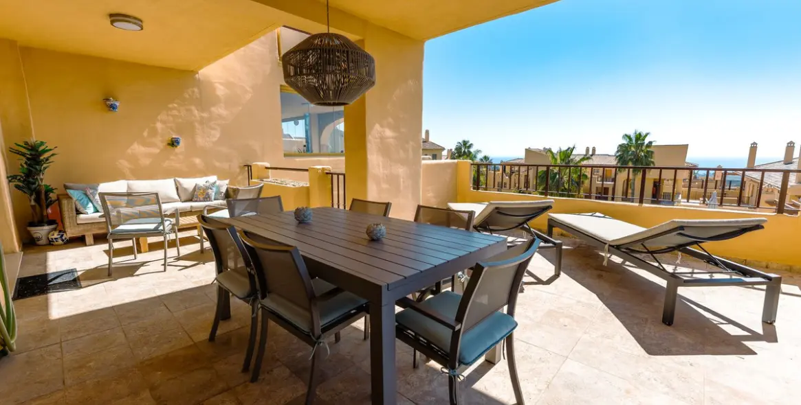 Sale of middle floor apartment in Atalaya 1