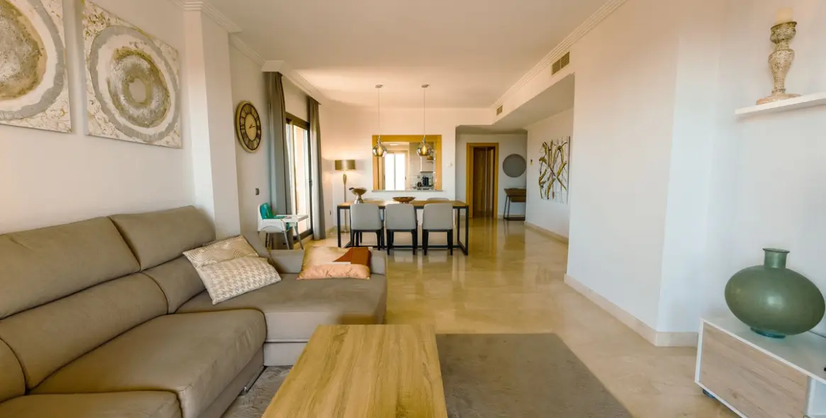 Sale of middle floor apartment in Atalaya 5
