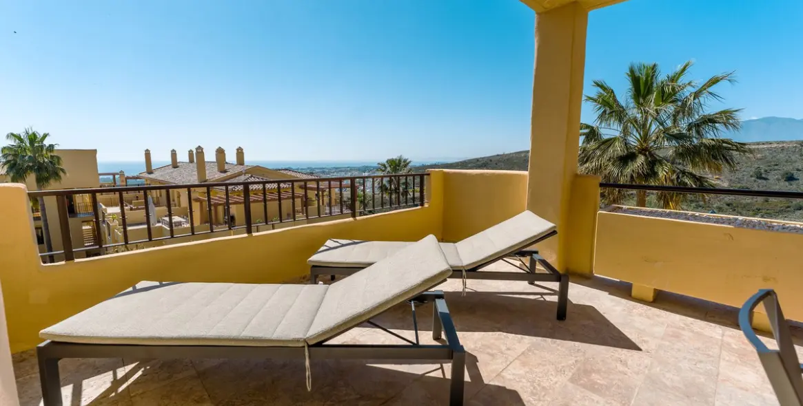 Sale of middle floor apartment in Atalaya 13