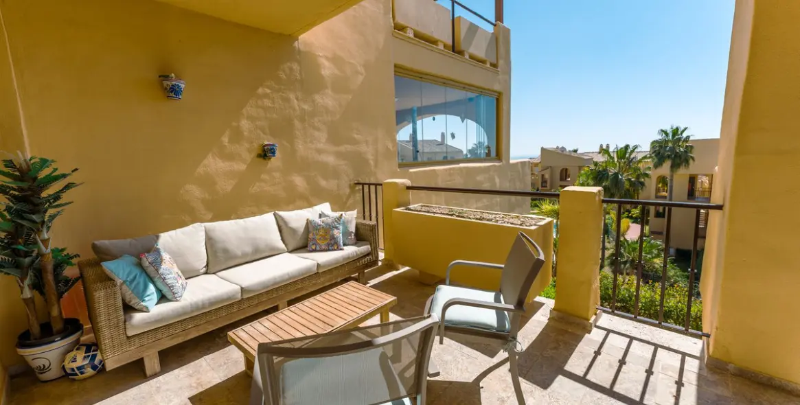 Sale of middle floor apartment in Atalaya 14