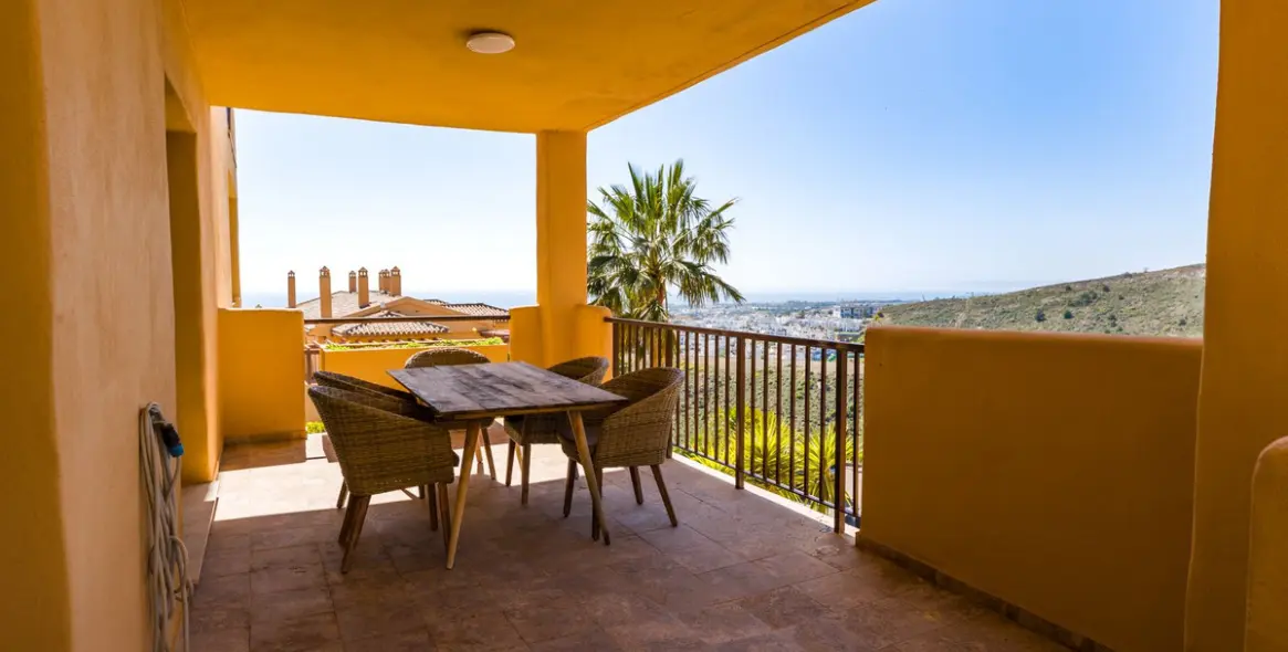 Sale of middle floor apartment in Atalaya 15