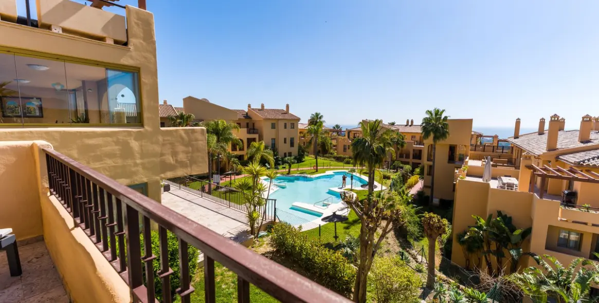 Sale of middle floor apartment in Atalaya 17
