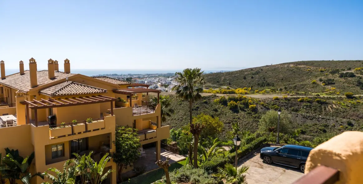 Sale of middle floor apartment in Atalaya 18