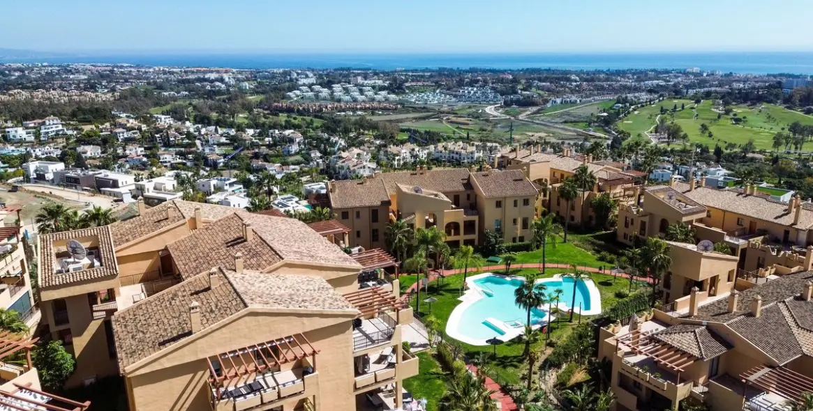 Sale of middle floor apartment in Atalaya 33