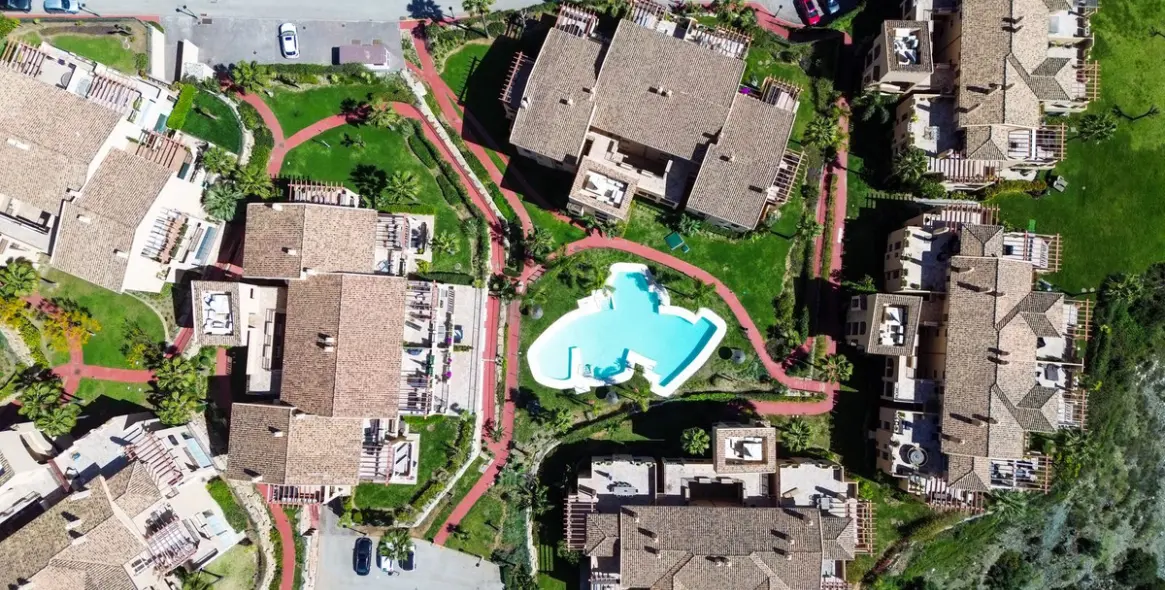 Sale of middle floor apartment in Atalaya 34