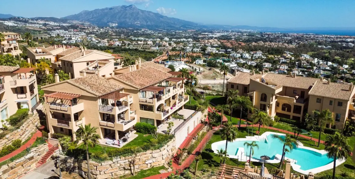 Sale of middle floor apartment in Atalaya 35