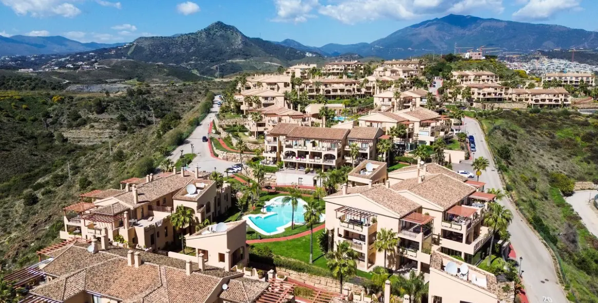 Sale of middle floor apartment in Atalaya 36