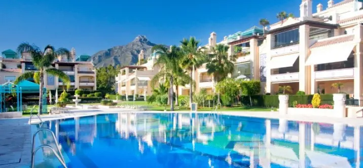 Venta de apartamento en planta media en Marbella 0
