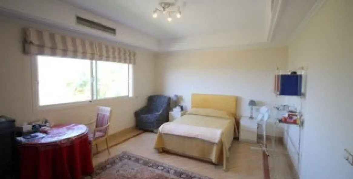 Venta de apartamento en planta media en Marbella 2