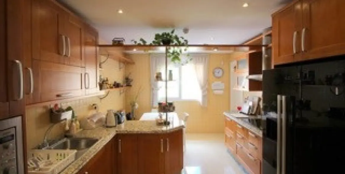 Venta de apartamento en planta media en Marbella 3