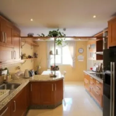 Venta de apartamento en planta media en Marbella