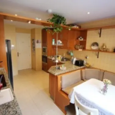 Venta de apartamento en planta media en Marbella