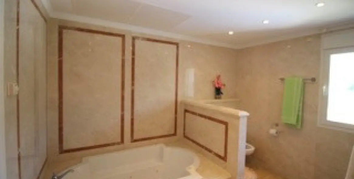 Venta de apartamento en planta media en Marbella 7