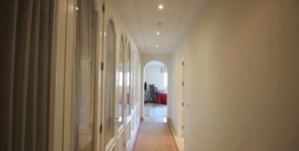 Venta de apartamento en planta media en Marbella 8