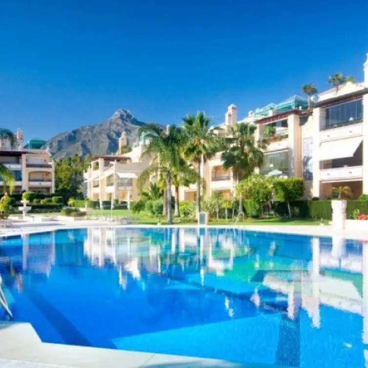 Venta de apartamento en planta media en Marbella