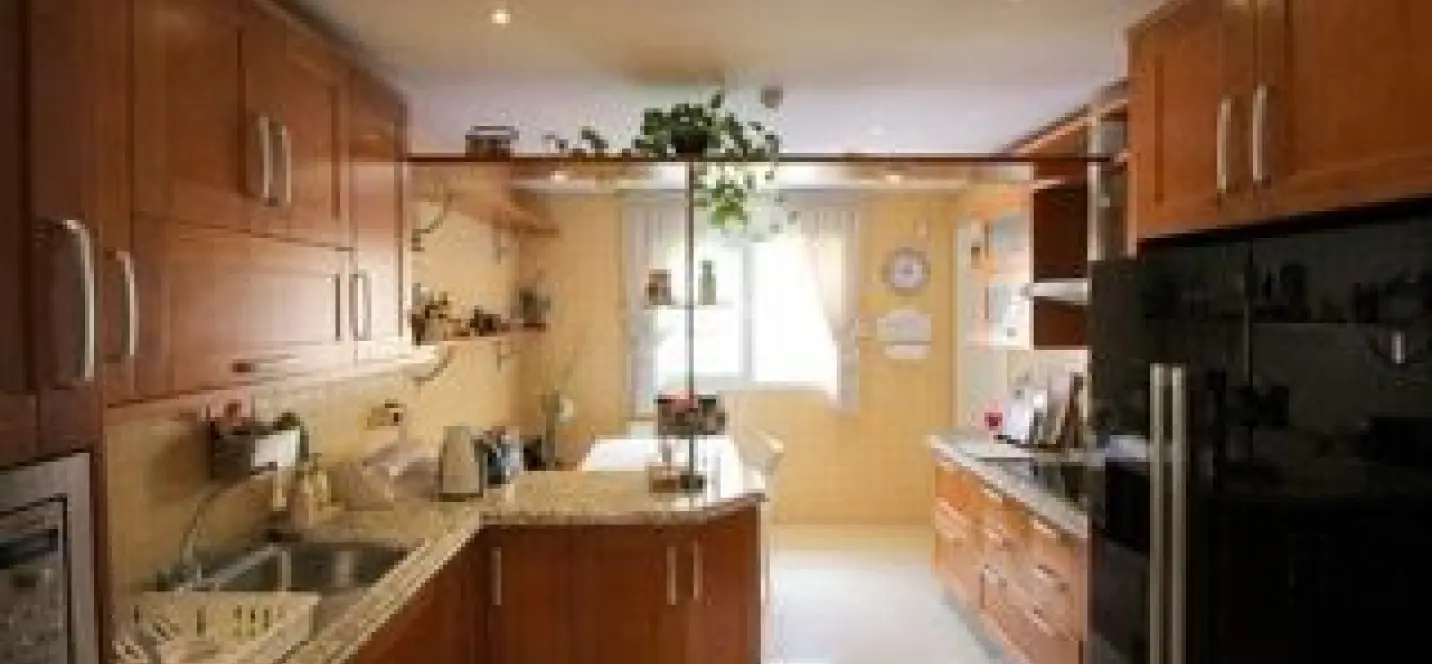 Venta de apartamento en planta media en Marbella 2