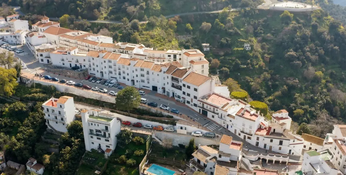 Sale of detached villa in Istán 2