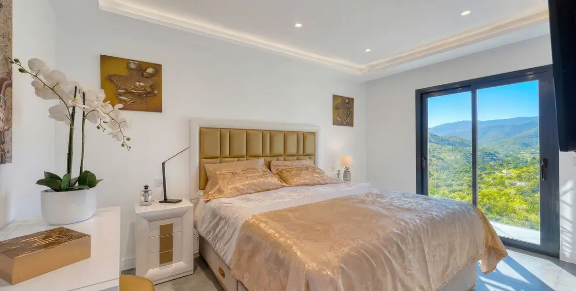 Sale of detached villa in Istán 10