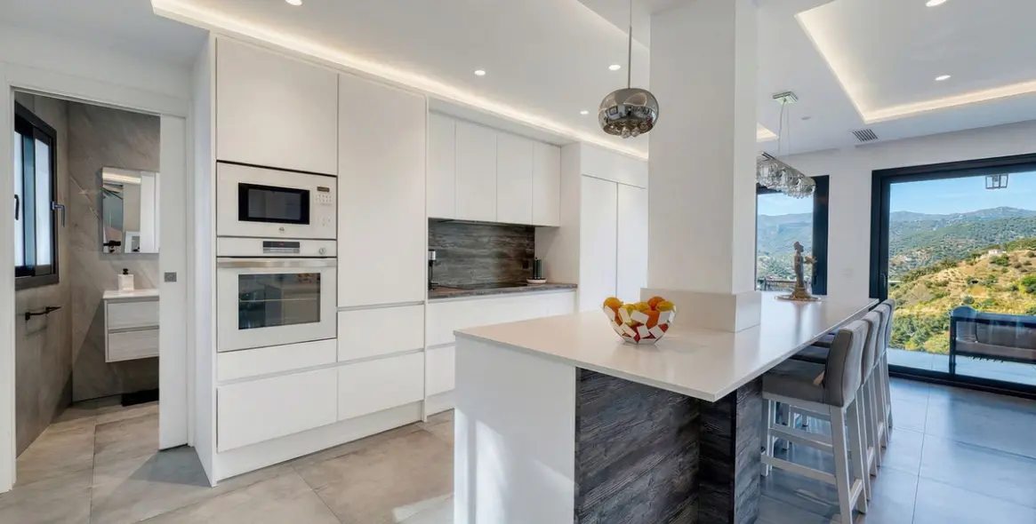 Sale of detached villa in Istán 11