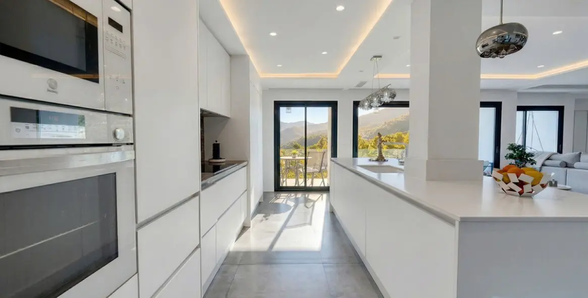 Sale of detached villa in Istán 12