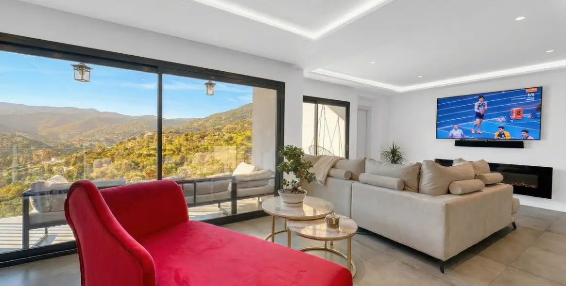 Sale of detached villa in Istán 13