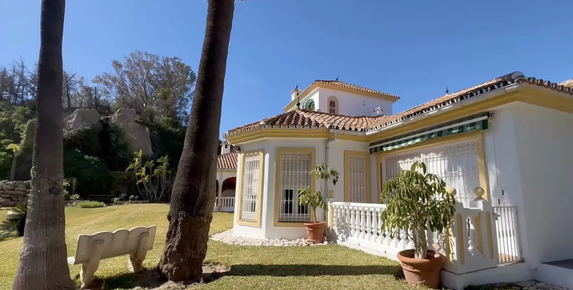 Sale of detached villa in Cerros del Aguila 5