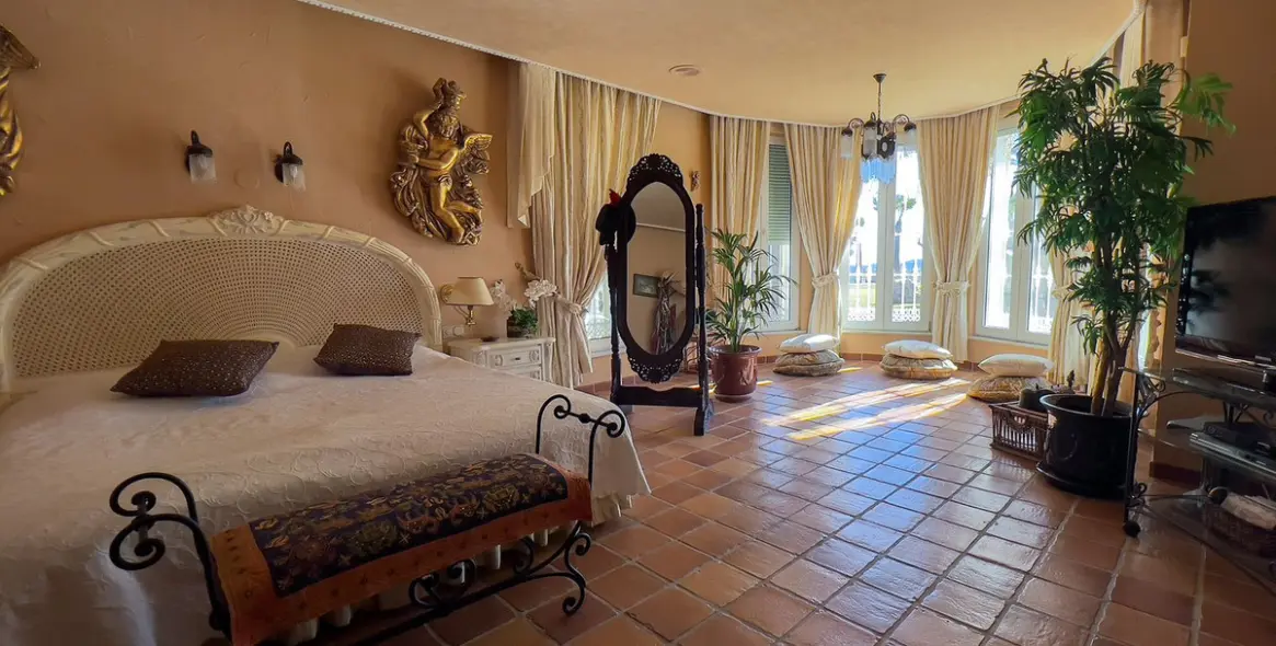 Sale of detached villa in Cerros del Aguila 15