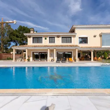 Venta de villa independiente en Los Monteros