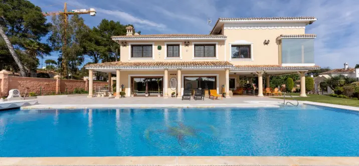 Venta de villa independiente en Los Monteros 0