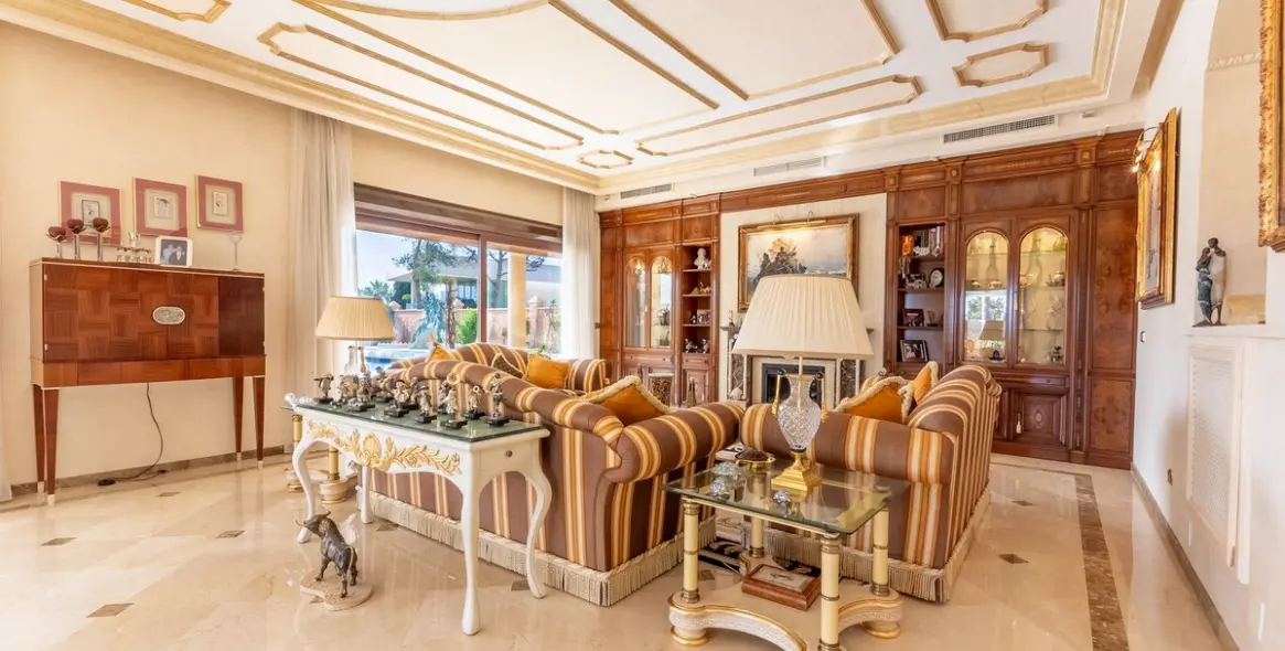 Venta de villa independiente en Los Monteros 2