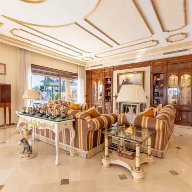 Venta de villa independiente en Los Monteros