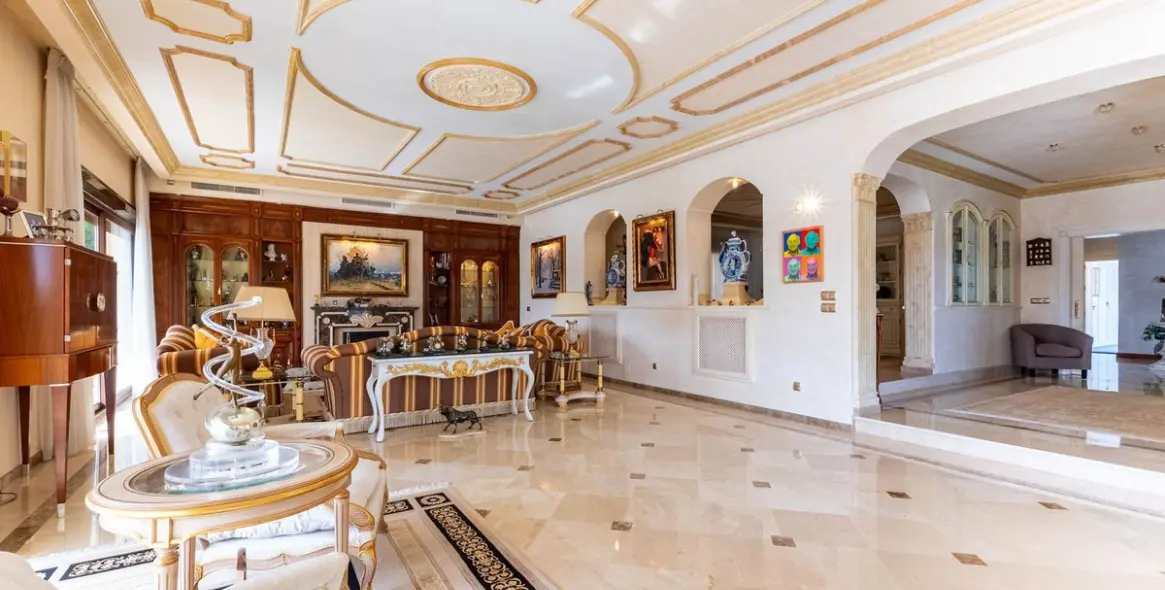 Venta de villa independiente en Los Monteros 3